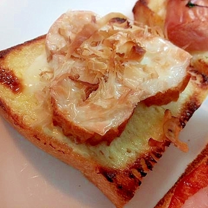 竹輪とチーズとかつお節のトースト